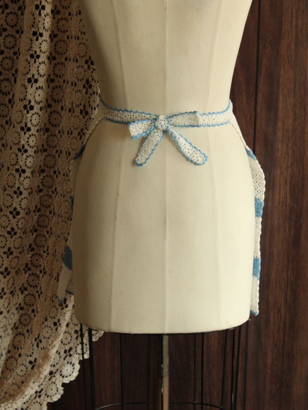 Vintage 1950s 1960s Half Apron, Crocheted in White and Blue, Retro Kitchen - Picture 11 of 11